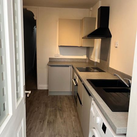 Southsea Homestays - Three Bedroom Home, Sleeps 8 - With Garden & Hot Tub พอร์ตสมัธ ภายนอก รูปภาพ
