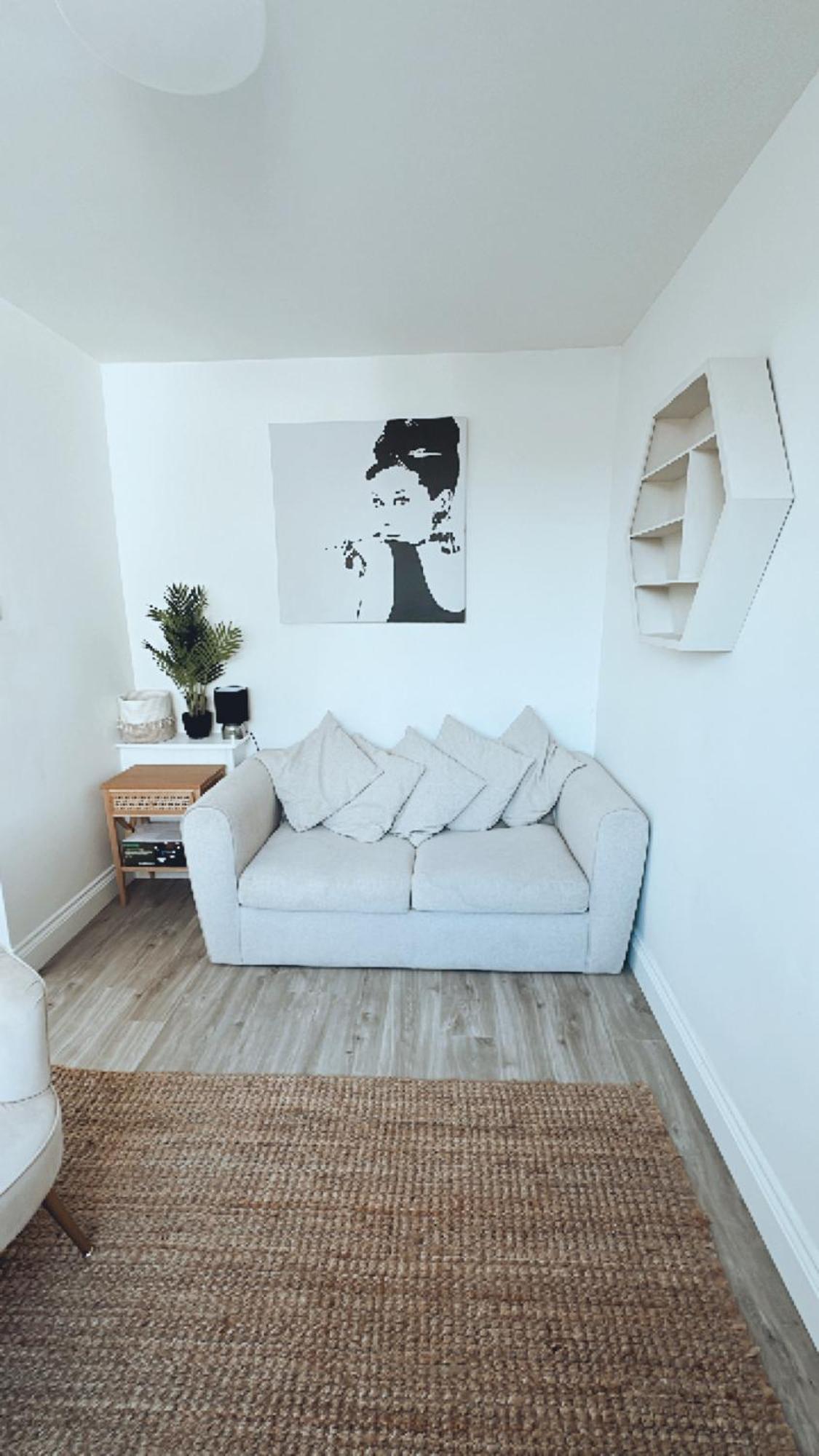 Southsea Homestays - Three Bedroom Home, Sleeps 8 - With Garden & Hot Tub พอร์ตสมัธ ภายนอก รูปภาพ